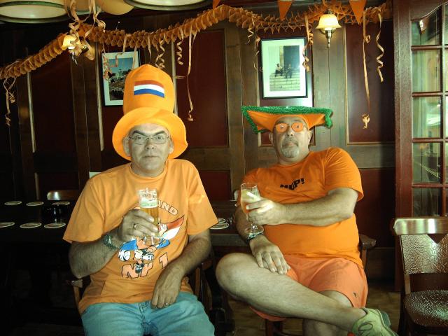 gal/Peter_Belinfante/Euro_2004_CVO_bar/Imag0049 Peter&Dick CVO Bar 19.06.04.jpg